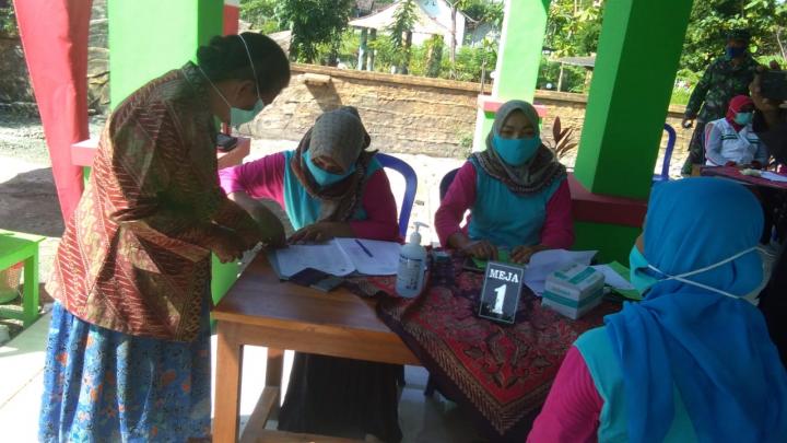Ikuti Penyuluhan Dilokasi TMMD Bojonegoro, Sukarti Disiplin Protokol Kesehatan